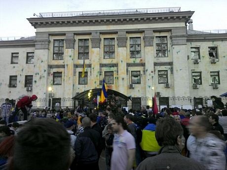 Sứ quán Nga tại Ukraine bị người biểu tình tấn công - 1 Người biểu tình tụ tập trước sứ quán Nga ở Kiev.
