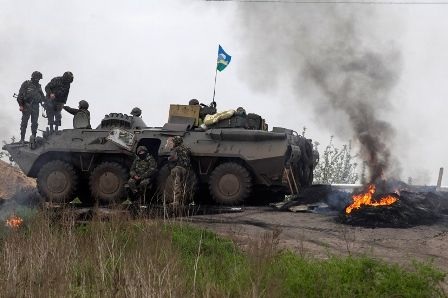 Khủng hoảng Ukraine giúp Nga xoay trục tới châu Á? - 2 Quân đội Ukraine canh gác tại một điểm kiểm tra gần Slavyansk, đông Ukraine ngày 2/5. Ảnh: RT