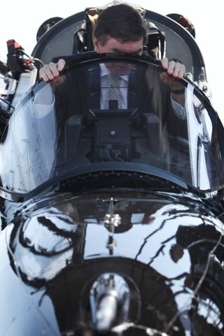 Du khách quan sát một máy bay huấn luyện Hawk.