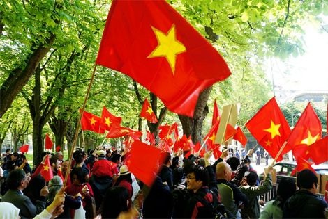 Màu cờ Việt Nam nhuộm đỏ góc phố nơi Đại sứ quán Trung Quốc đặt trụ sở.