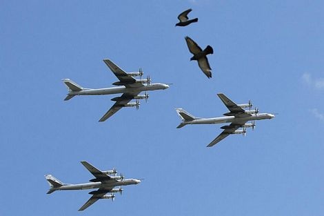 Nga "khoe" dàn vũ khí tối tân trên Quảng trường Đỏ - 2 Các máy bay ném bom chiến lược Tu-95 của Nga bay qua Quảng trường Đỏ hôm 3/5.