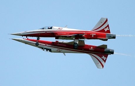 Màn soi gương của hai máy bay Northrop F-5E Tiger II thuộc đội Swiss Patrol của Thụy Sĩ.