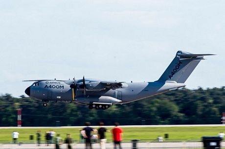 ... hạ cánh của một máy bay Airbus A400M.