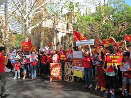 Người Việt tại Sydney xuống đường vì Tổ quốc - 3 Người Việt tại Sydney xuống đường vì Tổ quốc