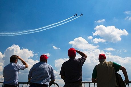 Du khách xem một màn bay biểu diễn của đội bay Eichhorn Air Adventure.
