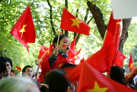 Đại diện đoàn biểu tình gửi kháng nghị thư tới Đại sứ quán Trung Quốc.