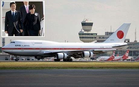 Thủ tướng Nhật thường sử dụng máy bay Boeing 747-400 để đi lại trong các chuyến công du chính thức.