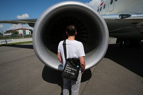 Du khách quan sát một cơ động cơ máy bay Boeing 737-800.