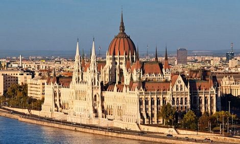 Những tòa nhà chính phủ đẹp nhất thế giới - 8 Tòa nhà quốc hội Hungary ở thủ đô Badupest.