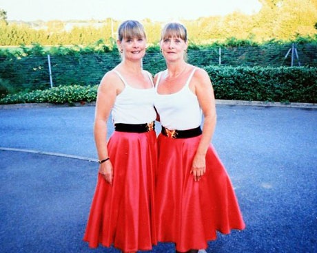 Cặp song sinh 60 tuổi vẫn thích mặc quần áo giống nhau - 3 Bà Heffernan và bà Coles luôn diện đồ đôi trong nhiều năm qua.