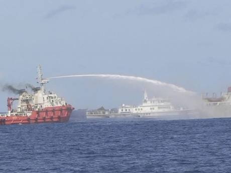 Tàu Trung Quốc hung hãn phun vòi rồng vào tàu Việt Nam.