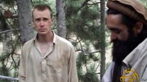 Mỹ đổi 5 tù nhân Taliban lấy binh sĩ bị bắt cóc - 1 Trung Sĩ Bowe Bergdahl (trái) đã được phóng thích sau 5 năm.