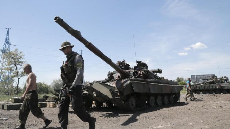 Ukraine cáo buộc Nga đưa xe tăng vào miền đông - 1 Các xe tăng Ukraine tại Slovyansk.