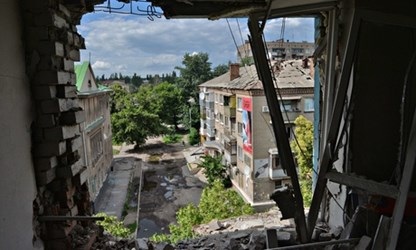 Nhiều gia đình người Việt đã sơ tán khỏi khu vực chiến sự ở miền Đông Ukraine - 1 Những toà nhà đổ nát tại miền Đông Ukraine (Ảnh: Guardian)