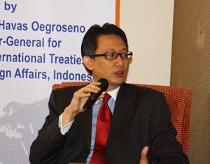 Bài học từ Hiệp định phân định lãnh hải Indonesia-Philippines - 1 Ông Arif Havas Oegroseno trong một buổi hội thảo về Biển Đông.