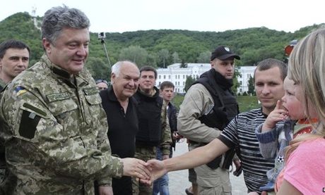 Tổng thống Ukraine tuyên bố ngừng bắn 1 tuần tại miền đông - 1 Tổng thống Poroshenko thăm miền đông Ukraine ngày 20/6.