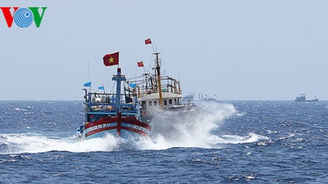"TQ phải xử sự đúng tư cách nước lớn" - 2 Tàu TQ đâm vào tàu cá ngư dân VN. Ảnh: VOV