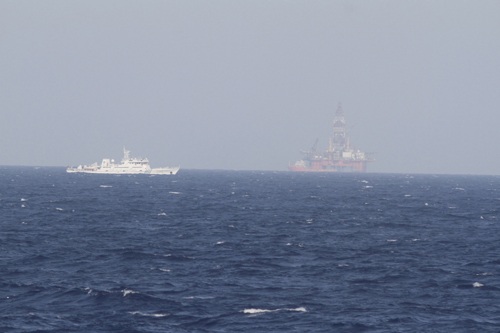 Tàu hải giám Trung Quốc xung quanh khu vực hạ đặt giàn khoan Hải Dương 981. Ảnh: Reuters