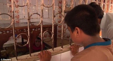 Dị nhân nửa người, nửa cáo tại sở thú Pakistan - 2 Nhân vật “người cáo” Mumtaz trong sở thú Karachi.