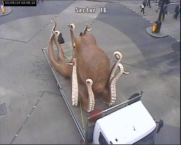 Bạch tuộc khổng lồ gây nghẽn giao thông tại trung tâm London - 1 Chiếc xe chở con bạch tuộc bị hỏng giữa phố.