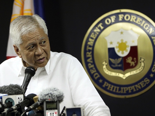 Ngoại trưởng Philippines Albert del Rosario.