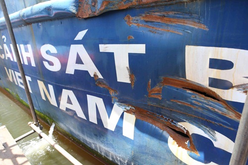 Tàu Cảnh sát biển Việt Nam bị tàu Trung Quốc hung hăng đâm hỏng. Ảnh: TTXVN