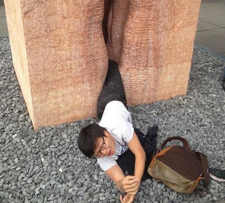 Chàng trai bị mắc kẹt trong tượng âm đạo khổng lồ - 1 Chàng sinh viên bị kẹt trong bức tượng.