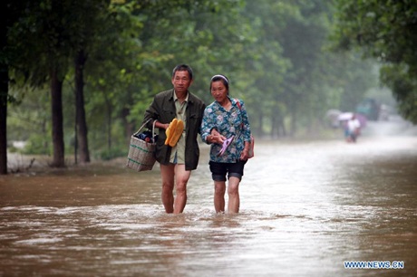 Một con đường bị ngập do mưa lớn ở Quảng Tây, Trung Quốc.