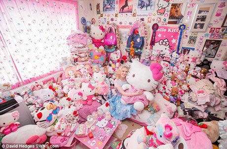 Cô gái thống trị “Vương quốc Hello Kitty” - 2 Mọi đồ vật trong nhà đều có in hình Hello Kitty.