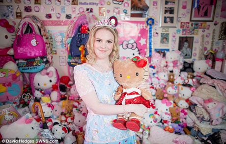 Cô gái thống trị “Vương quốc Hello Kitty” - 1 Natasha “lọt thỏm” giữa “vương quốc Hello Kitty”.