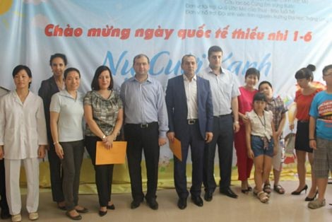 Đại sứ quán Azerbaijan tặng quà cho bệnh nhân ung thư - 1 Các đại diện của Đại sứ quán Azerbaijan tham gia hoạt động từ thiện.