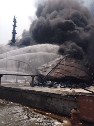 Khói đen từ vụ cháy nổ được nhìn thấy từ xa.