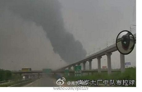 Khói đen từ vụ cháy nổ được nhìn thấy từ xa.