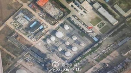 Khói đen từ vụ cháy nổ được nhìn thấy từ xa.