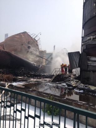 Khói đen từ vụ cháy nổ được nhìn thấy từ xa.