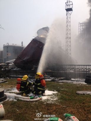 Khói đen từ vụ cháy nổ được nhìn thấy từ xa.