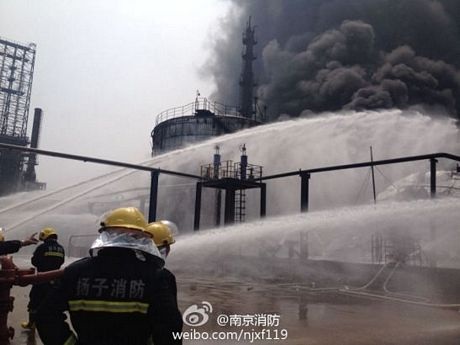 Các nhân viên cứu hỏa phun vòi rồng để dập tắt đám cháy.