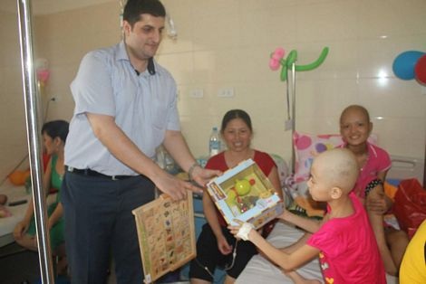 Đại sứ quán Azerbaijan tặng quà cho bệnh nhân ung thư - 2 Một em nhỏ nhận quà từ đại diện của Đại sứ quán Azerbaijan.