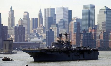 Tàu tấn công đổ bộ USS Iwo Jima của hải quân Mỹ đang đi qua khu Manhattan Hạ ở New York.