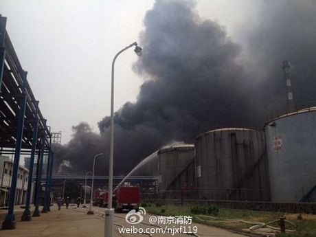 Các thùng chứa dầu đã bị phá hủy sau vụ cháy, nổ.