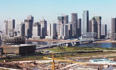 Tàu tấn công đổ bộ USS Iwo Jima của hải quân Mỹ đang đi qua khu Manhattan Hạ ở New York.