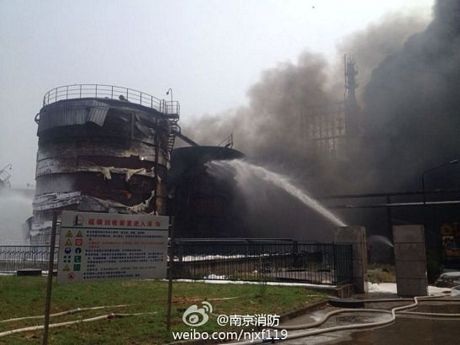 Các thùng chứa dầu đã bị phá hủy sau vụ cháy, nổ.