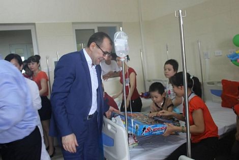Đại sứ quán Azerbaijan tặng quà cho bệnh nhân ung thư - 4 An Bình