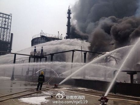 Hơn 200 nhân viên cứu hỏa và 20 phương tiện chữa cháy đã được điều động tới hiện trường.