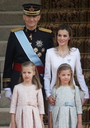 Lễ đăng quang của tân Vương Tây Ban Nha - 6 Vua Felipe và Hoàng hậu Letizia có hai công chúa xinh xắn.