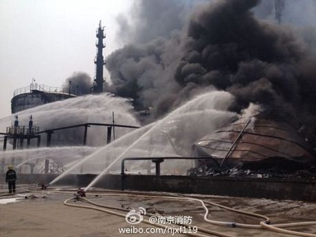 Khói đen từ vụ cháy nổ được nhìn thấy từ xa.