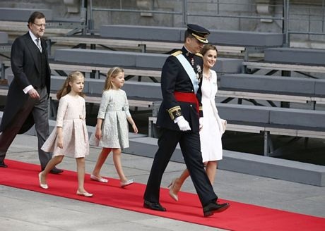 Lễ đăng quang của tân Vương Tây Ban Nha - 1 Vua Felipe VI và Hoàng hậu Letizia cùng 2 con gái trên tới buổi lễ đăng quang.