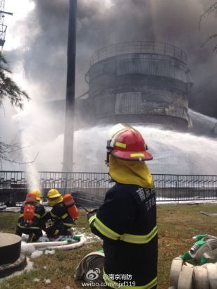 Khói đen từ vụ cháy nổ được nhìn thấy từ xa.