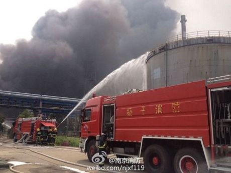 Hơn 200 nhân viên cứu hỏa và 20 phương tiện chữa cháy đã được điều động tới hiện trường.