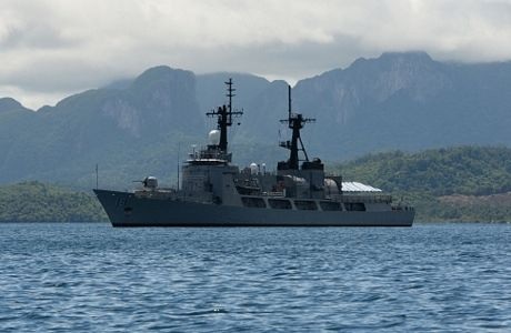 Philippines chi 114 triệu USD nâng cấp căn cứ đề phòng Trung Quốc - 2 Tàu khu trục BRP Ramon Alacraz của Philippines thả neo tại vịnh Ulugan.